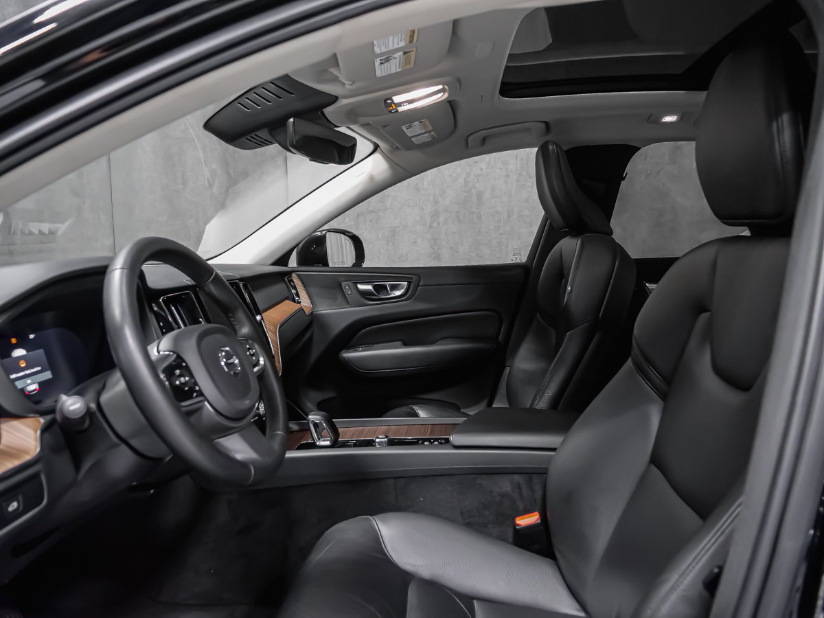 Volvo XC60 PLUS DARK THEME 2023-10