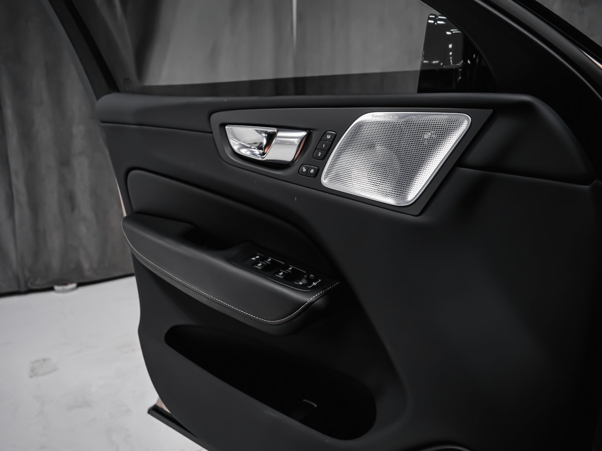 2023 Volvo XC60 Ultimate Dark Theme-8