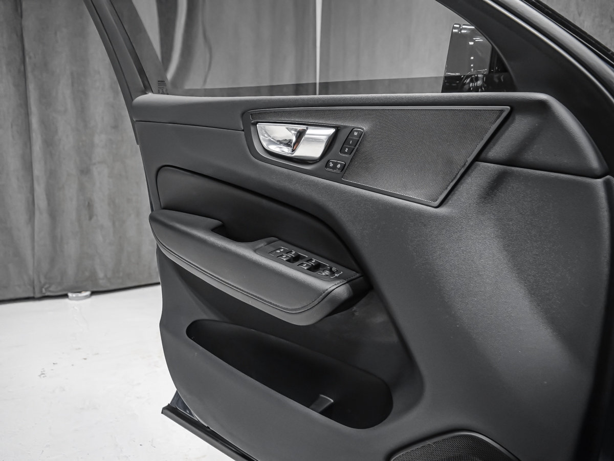 Volvo XC60 B6 PLUS DARK 2023-9