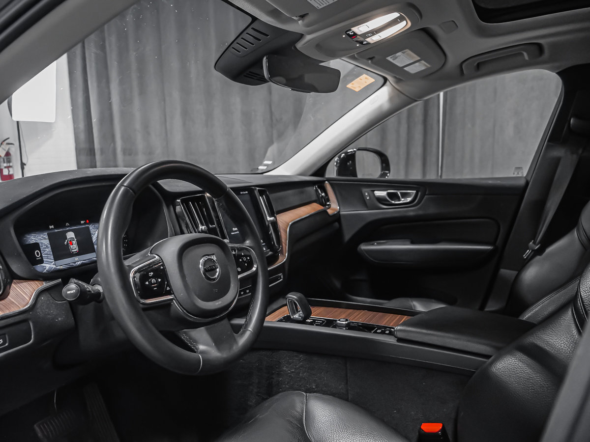 2023 Volvo XC60 Plus Dark Theme-1