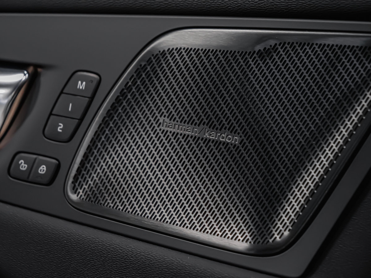 2024 Volvo XC60 Ultimate Dark Theme-9