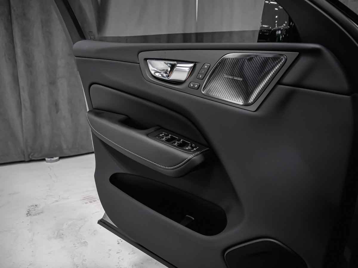 2024 Volvo XC60 Ultimate Dark Theme-8