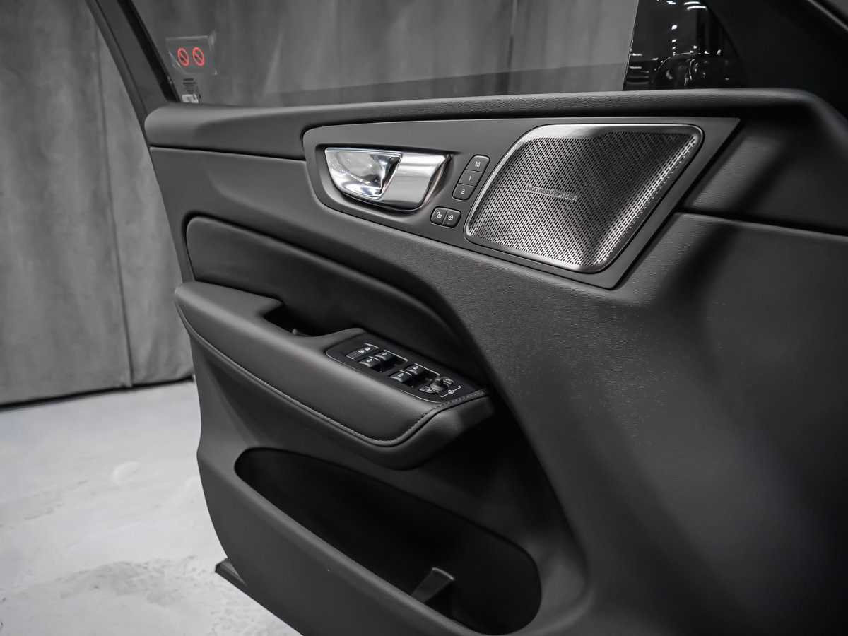 Volvo XC60 B5 PLUS DARK CLIMATE HARMAN KARDON 2025-8