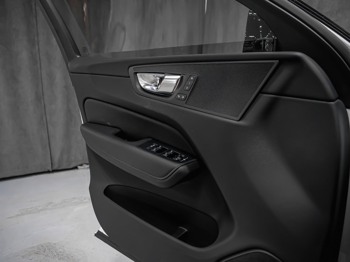 2025 Volvo XC60 B5 PLUS DARK CLIMAT MAGS 20PO-9