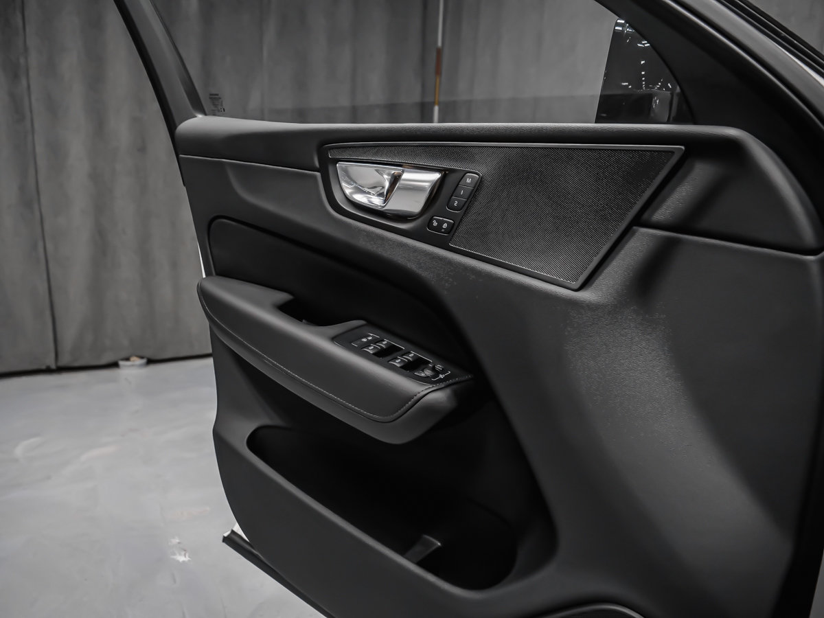 2025 Volvo XC60 B5 PLUS DARK CLIMAT MAGS 20PO-8