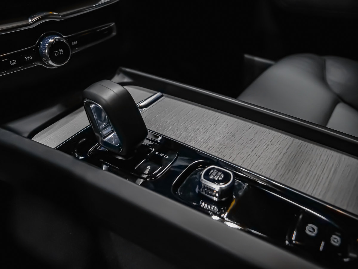 2025 Volvo XC60 B5 PLUS DARK CLIMAT MAGS 20PO-10