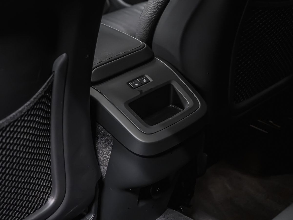 2025 Volvo XC60 B5 PLUS DARK CLIMATE-12