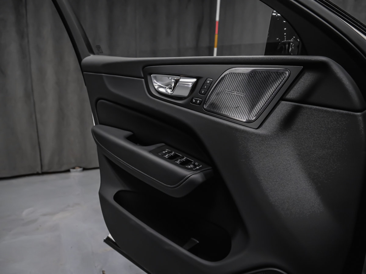 2025 Volvo XC60 B5 PLUS DARK CLIMATE-8