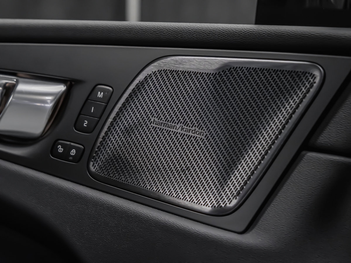 2025 Volvo XC60 B5 PLUS DARK CLIMATE-9