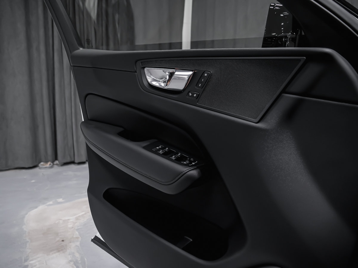 2025 Volvo XC60 B5 PLUS DARK CLIMATE-8