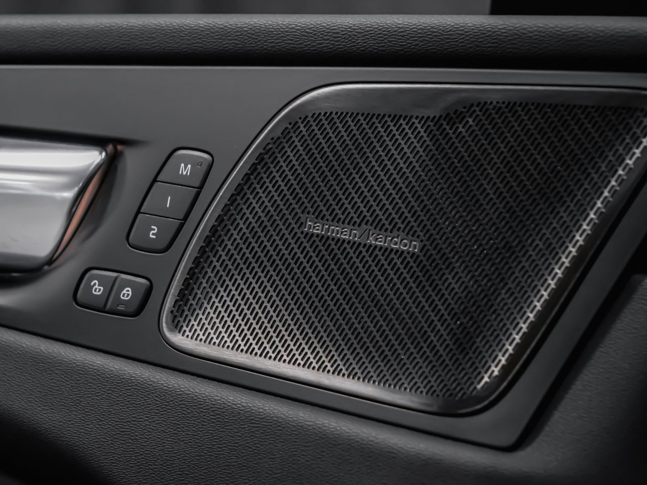 2025 Volvo XC60 B5 PLUS DARK CLIMATE-9