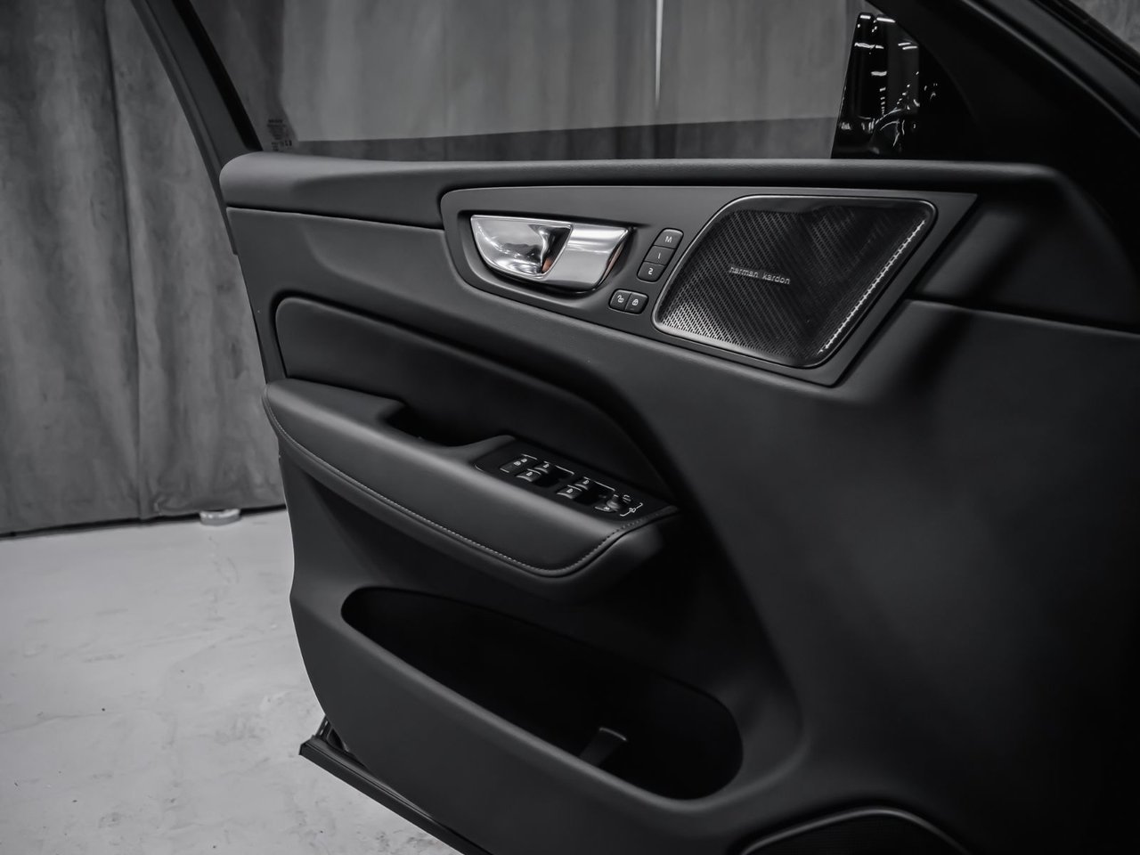 2025 Volvo XC60 B5 PLUS DARK CLIMATE-8