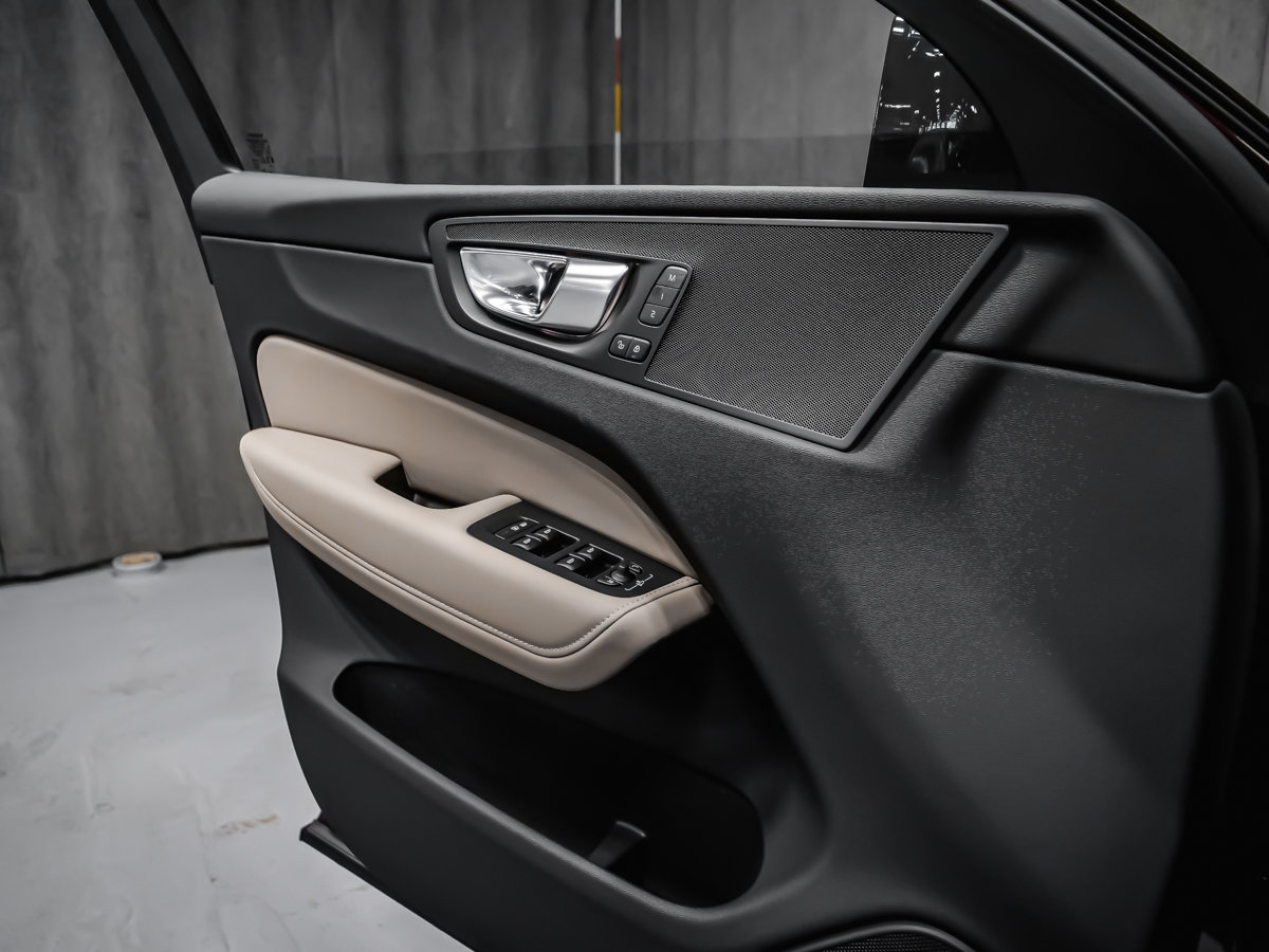 2026 Volvo XC60 Plus-9