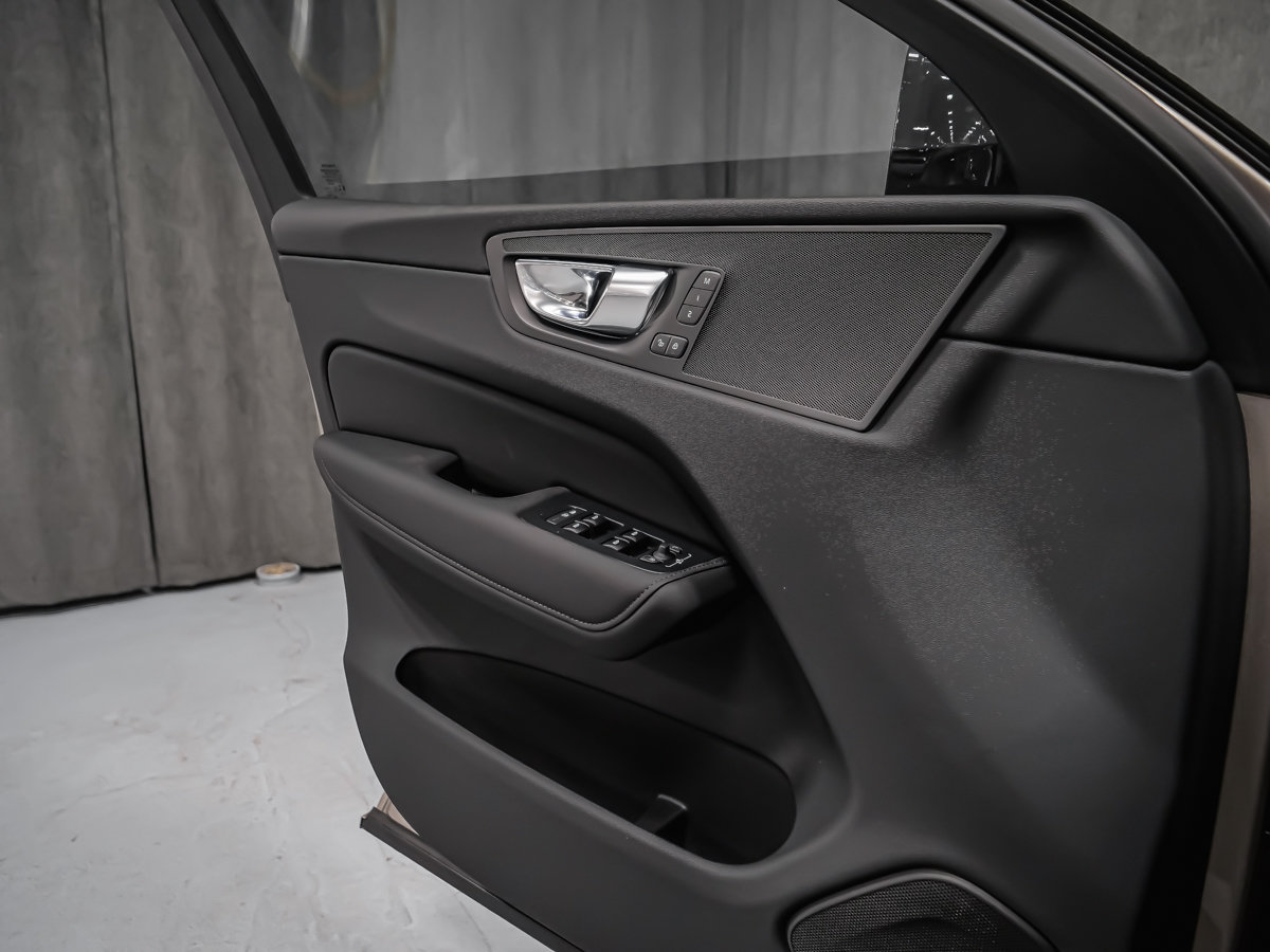 2026 Volvo XC60 Plus-9