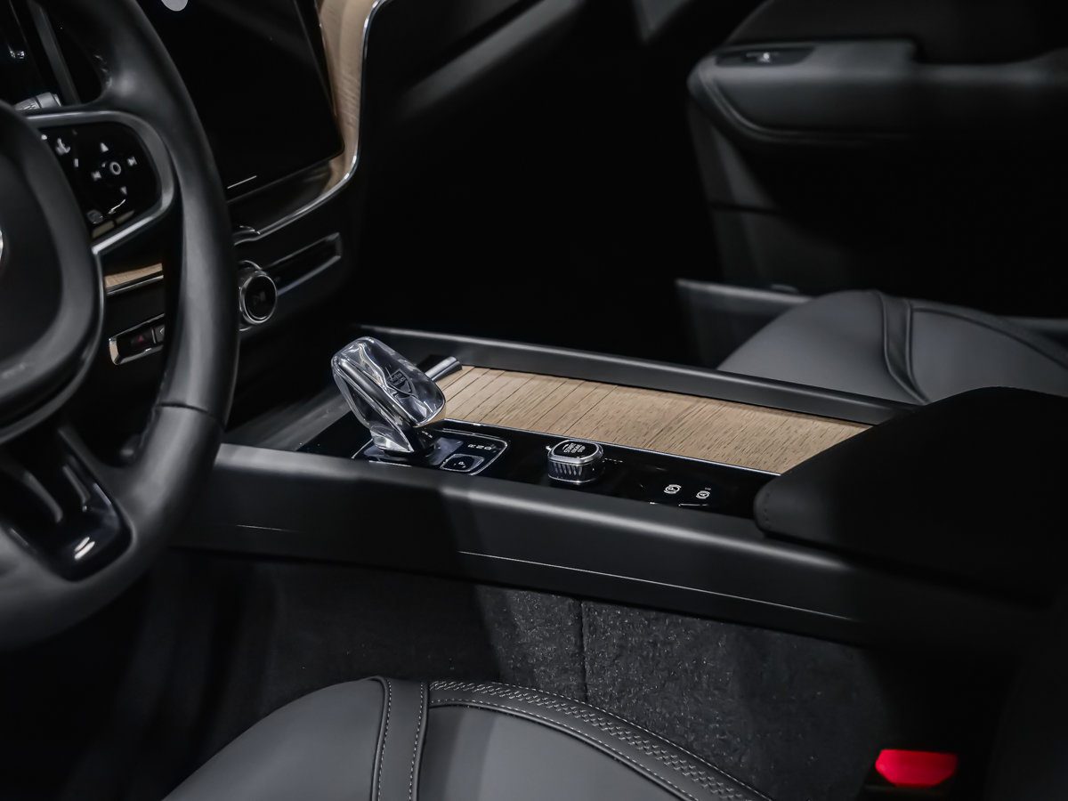 2026 Volvo XC60 Plus-7