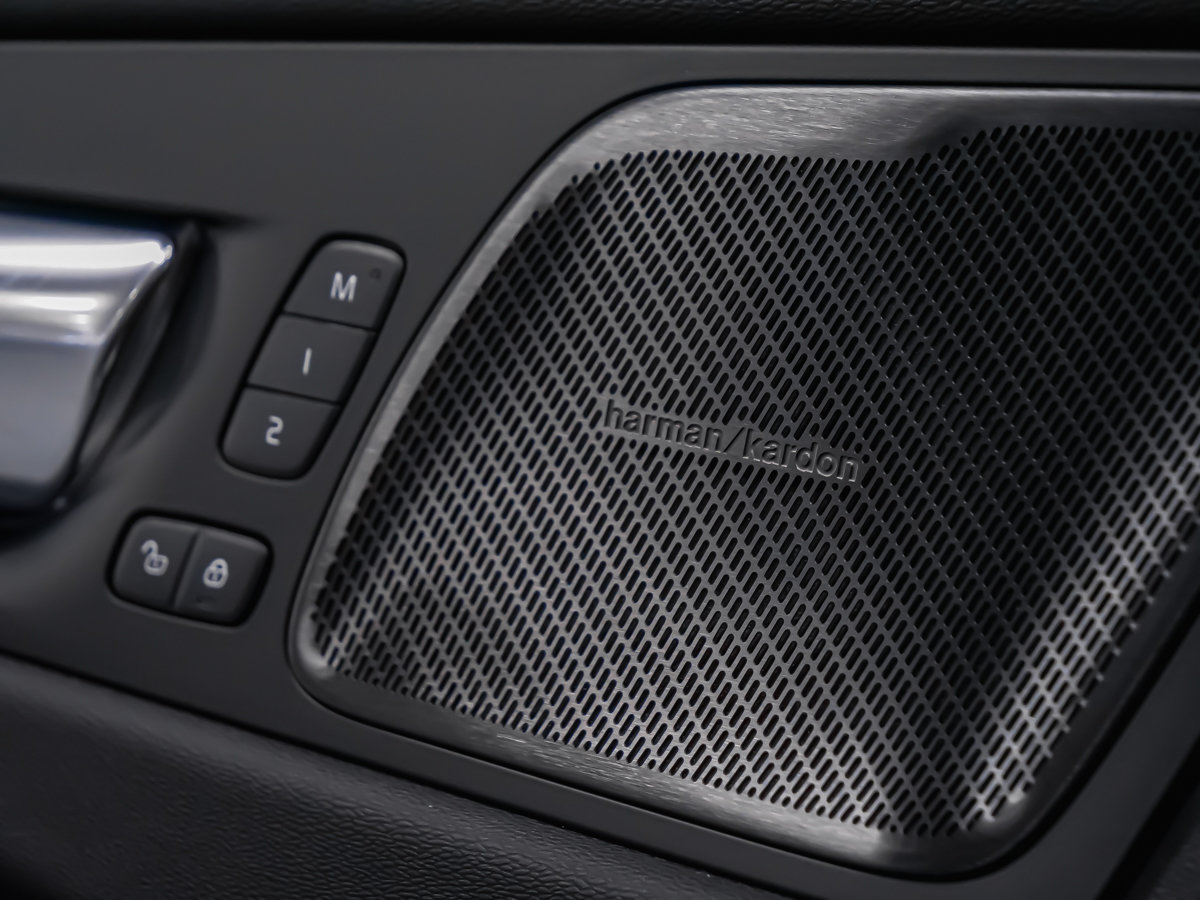 2026 Volvo XC60 Ultra Black Edition-10