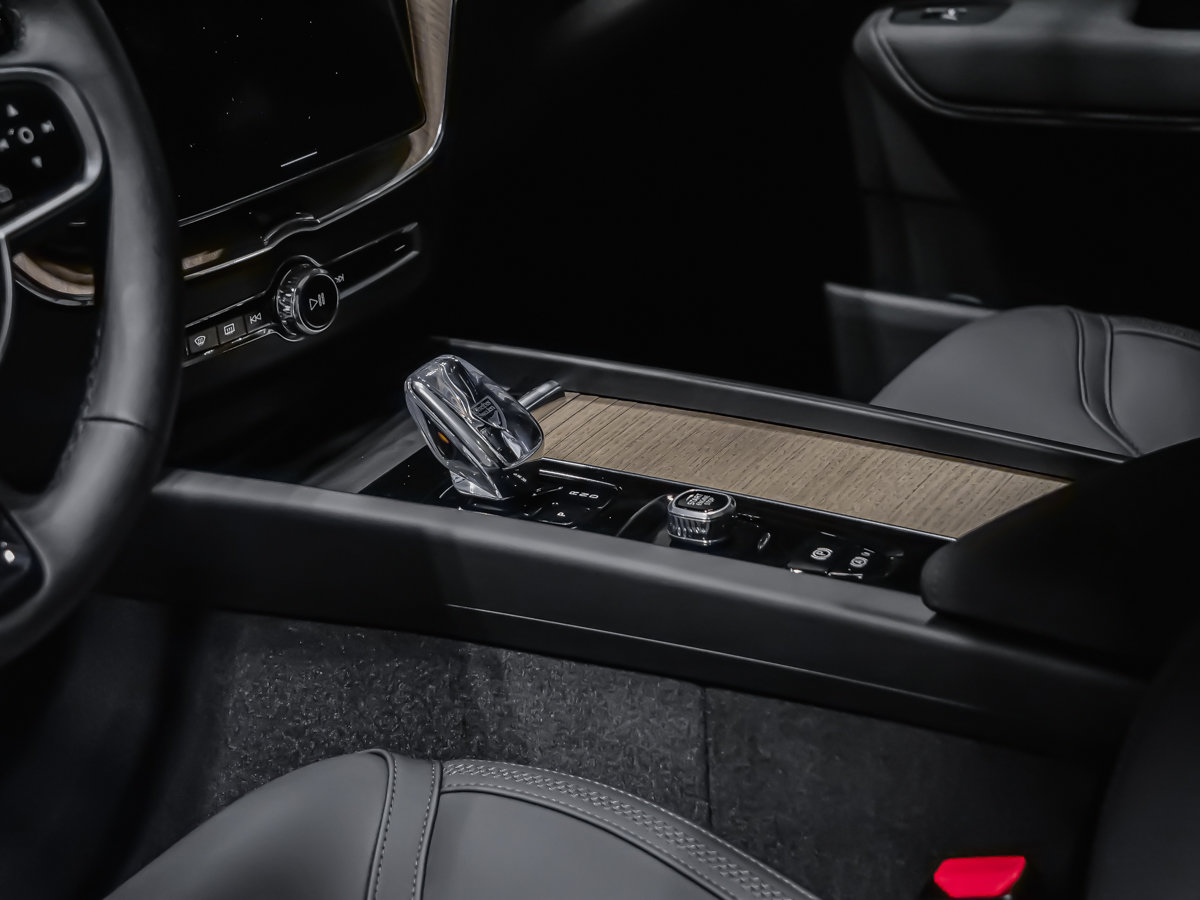 2026 Volvo XC60 Plus-7