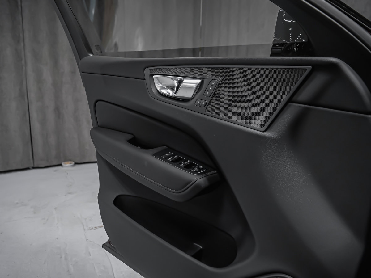 2026 Volvo XC60 Plus-9