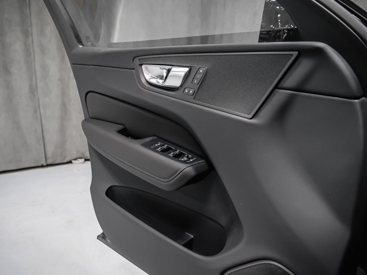 Volvo XC60 Plus 2026-9