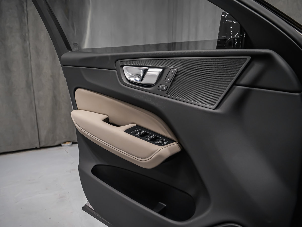 2026 Volvo XC60 Plus-9