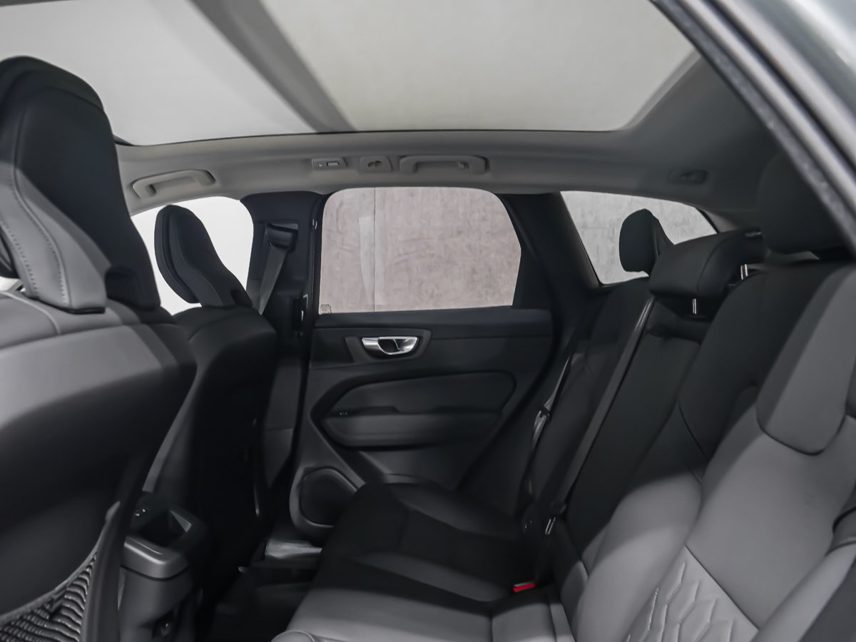 2026 Volvo XC60 Plus-12