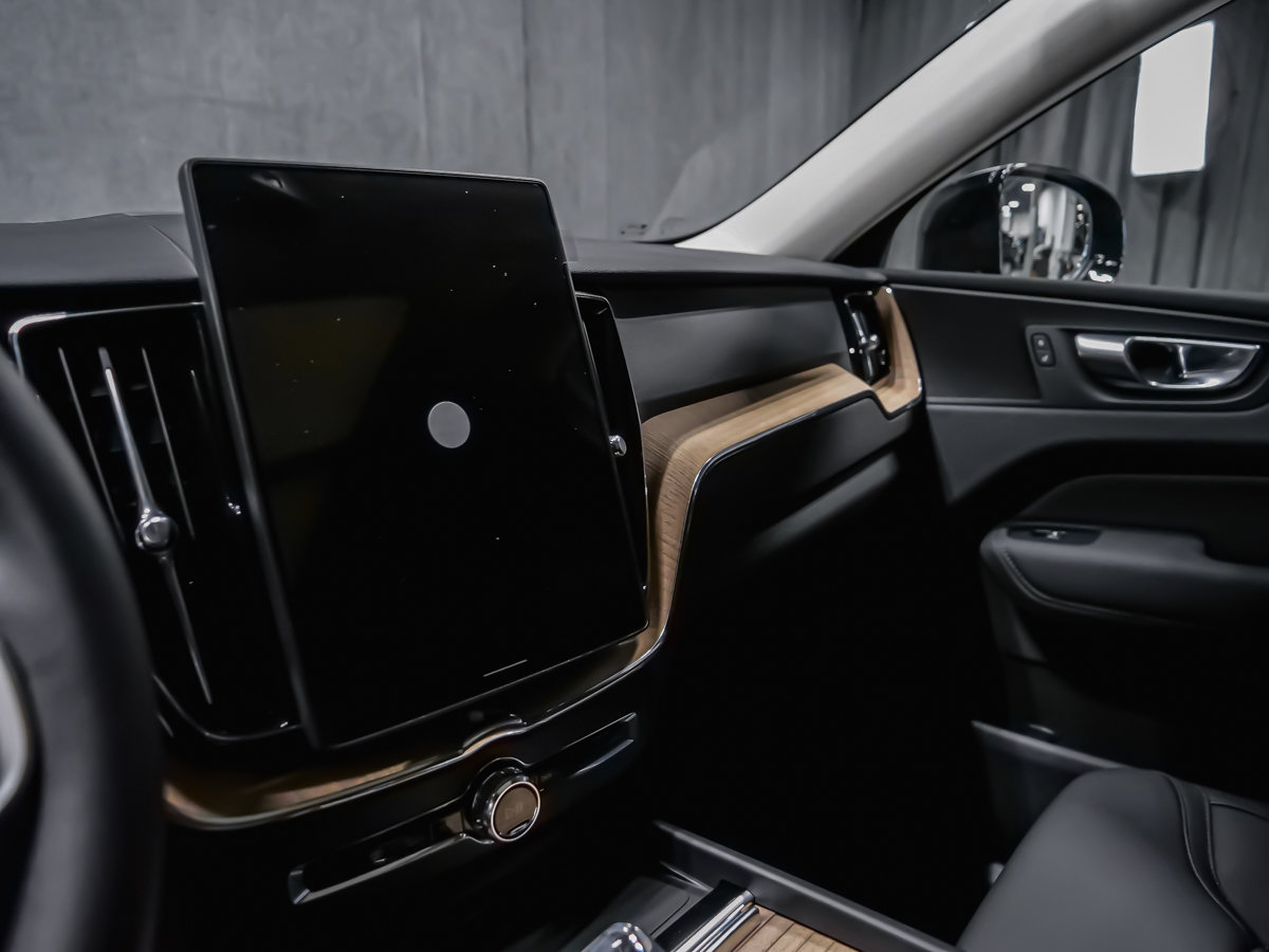 2026 Volvo XC60 Plus-10