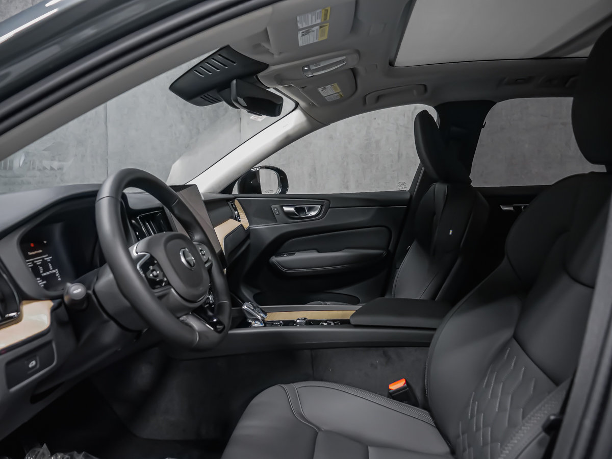 2026 Volvo XC60 Plus-11