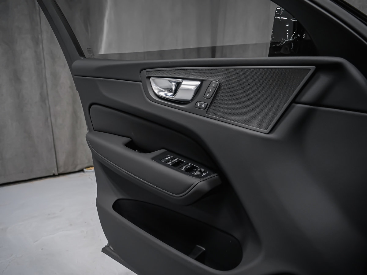 2026 Volvo XC60 Plus-9