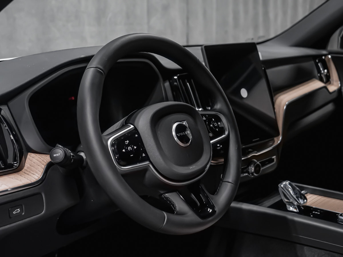 2026 Volvo XC60 Plus-8