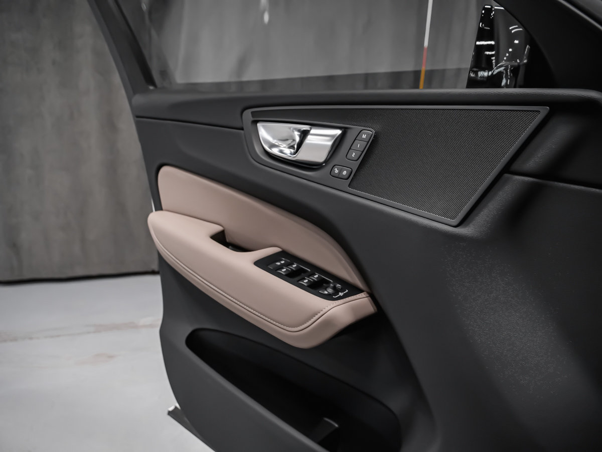 2026 Volvo XC60 Plus-9