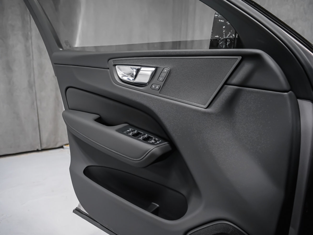 2026 Volvo XC60 Plus-9