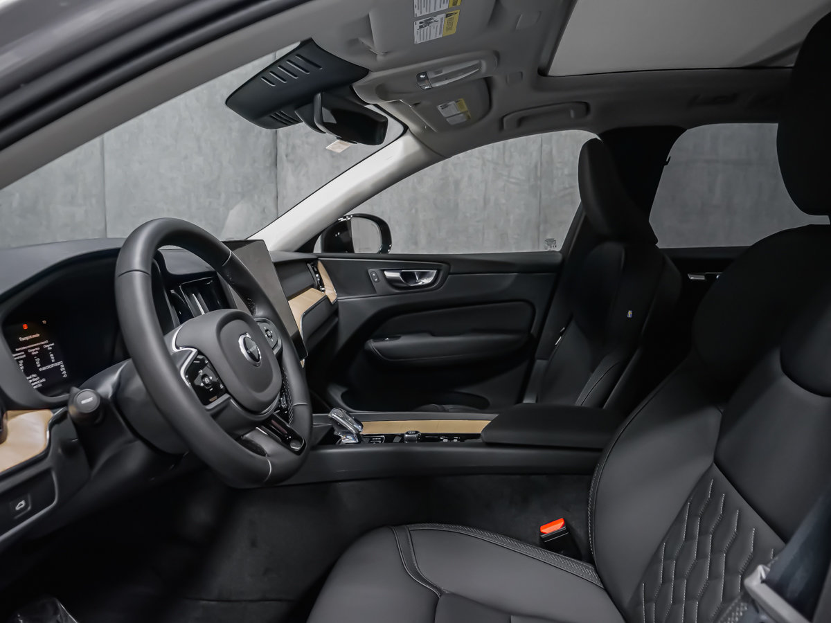 2026 Volvo XC60 Plus-11