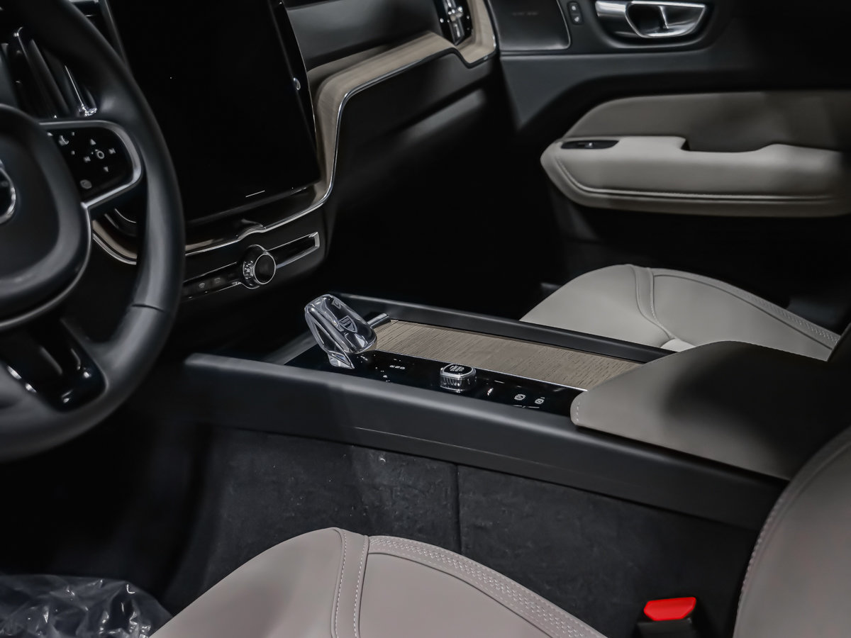 2026 Volvo XC60 Plus-7