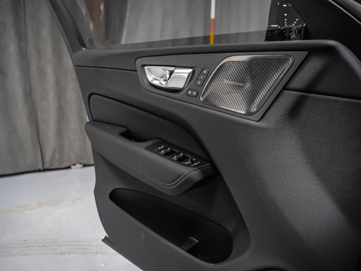 2026 Volvo XC60 Ultra Black Edition-8