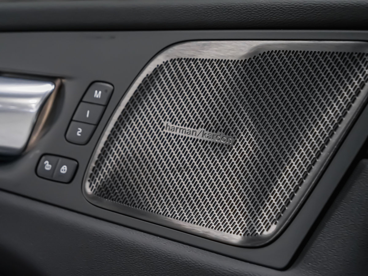 2026 Volvo XC60 Ultra Black Edition-9
