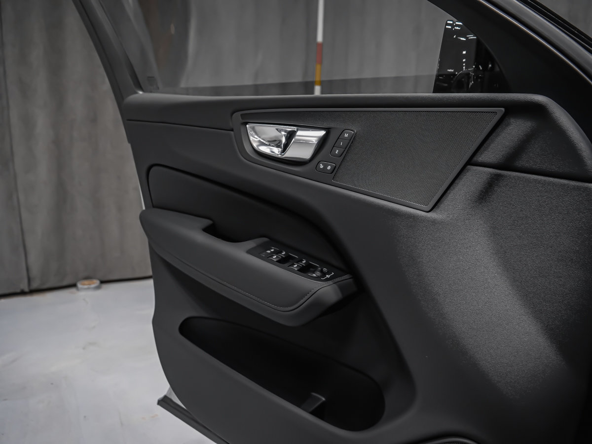 2026 Volvo XC60 Plus-8