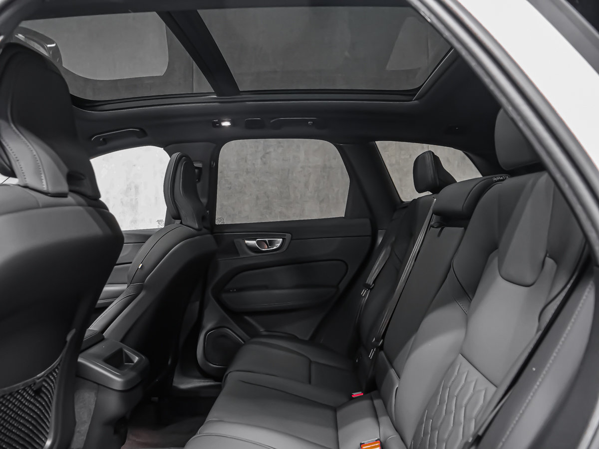 2026 Volvo XC60 Plus-11