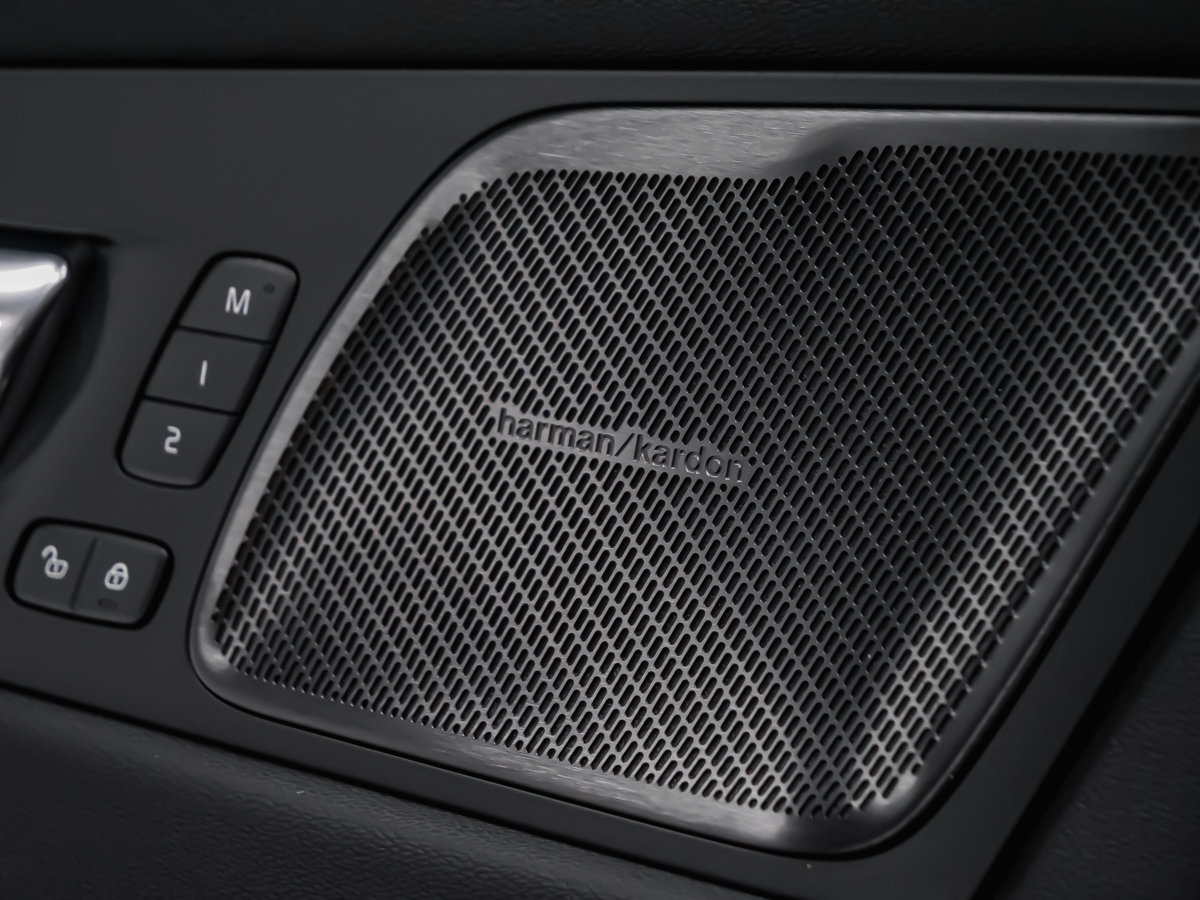 2026 Volvo XC60 Ultra Black Edition-12