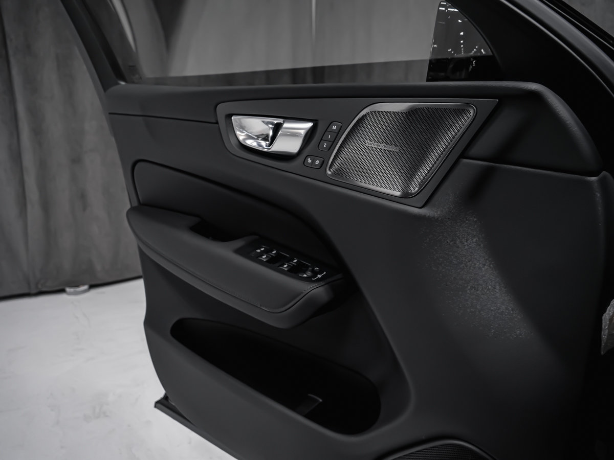 2026 Volvo XC60 Ultra Black Edition-11