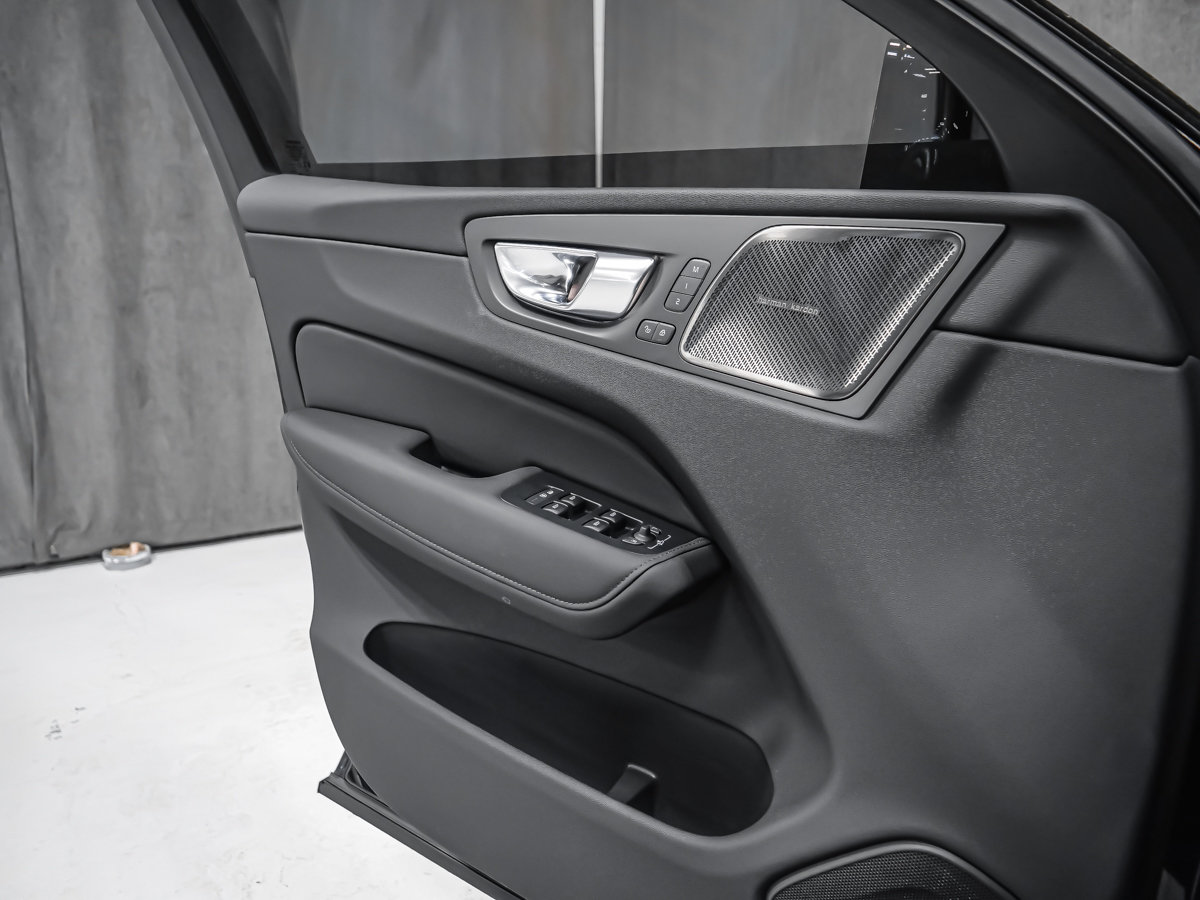 Volvo XC60 B5 ULTRA DARK 2026-9