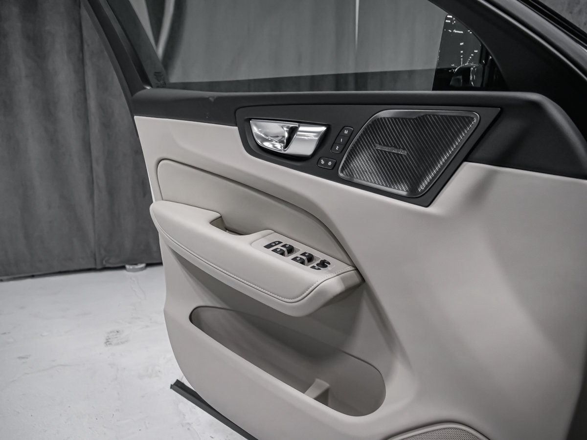 2027 Volvo XC60 Ultra (Dark Theme)-8