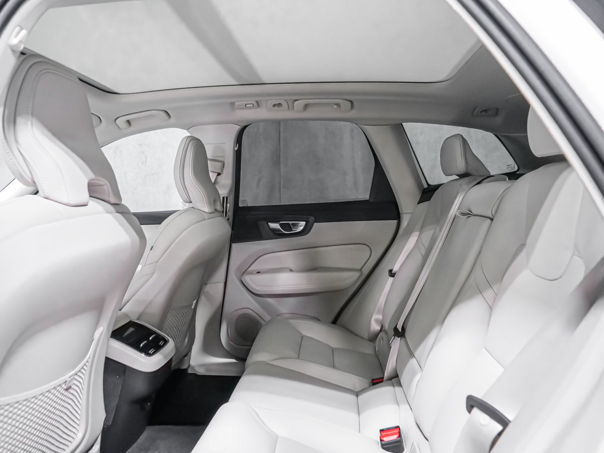2027 Volvo XC60 Ultra (Dark Theme)-11