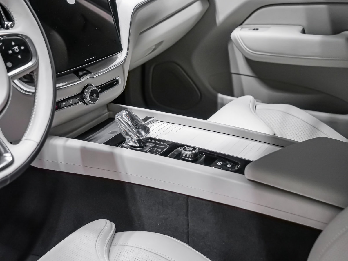 2027 Volvo XC60 Ultra (Dark Theme)-6