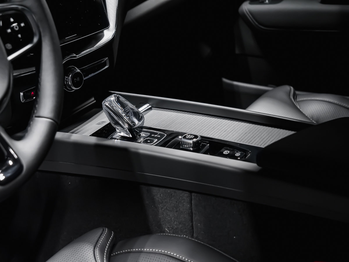 Volvo XC60 Plus Black Edition 2027-9