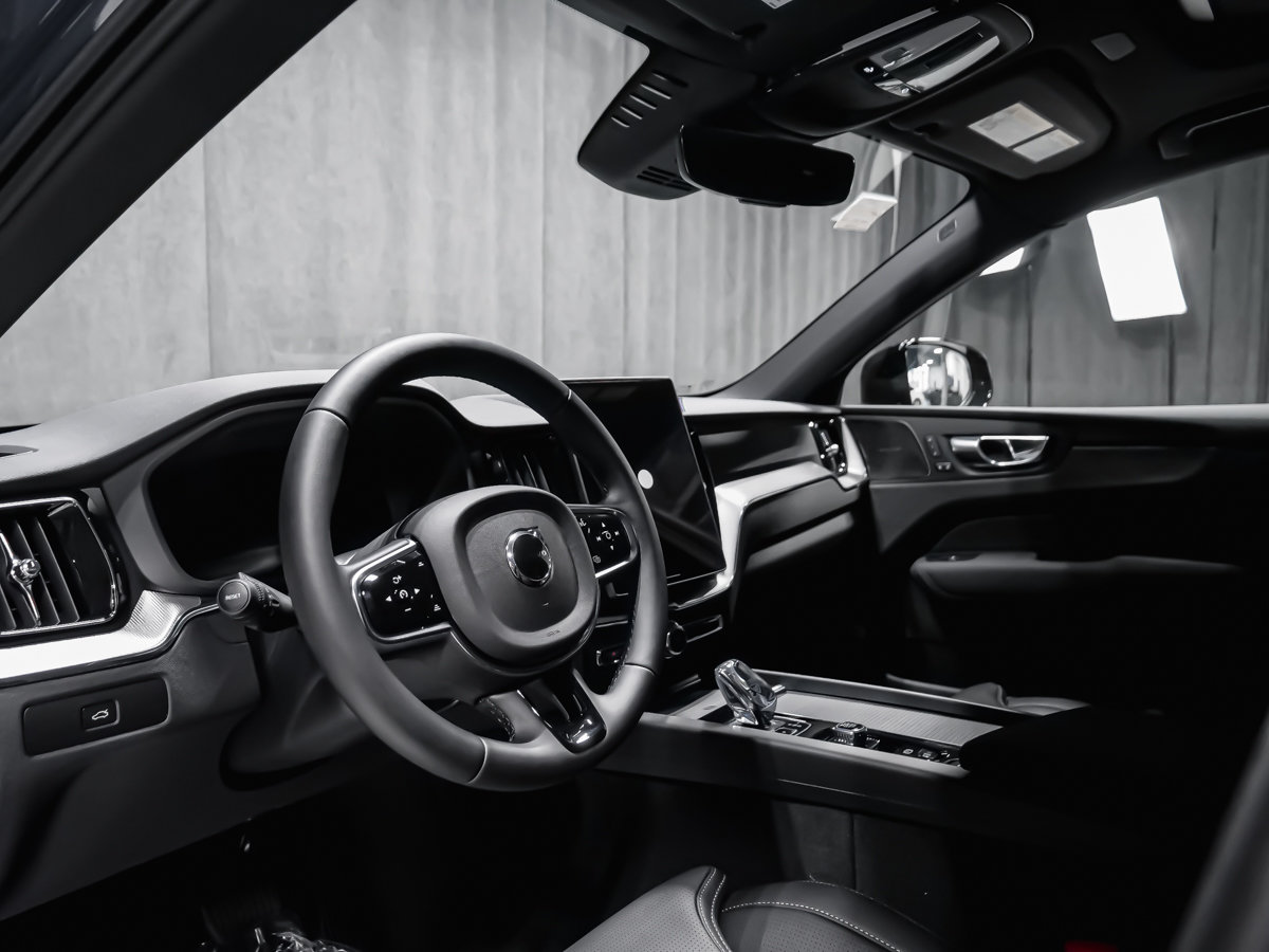 Volvo XC60 Plus Black Edition 2027-8