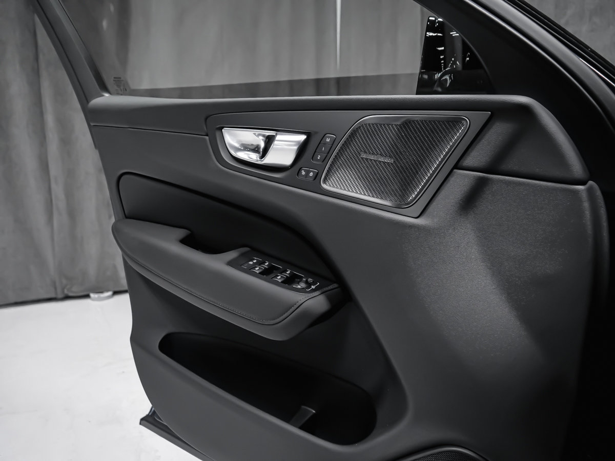 Volvo XC60 Plus Black Edition 2027-11