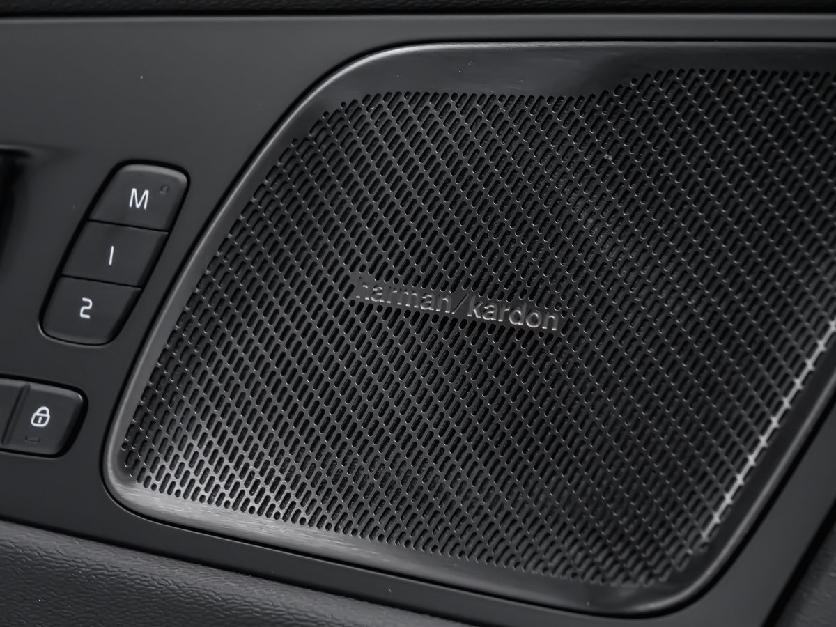 Volvo XC60 Plus Black Edition 2027-12