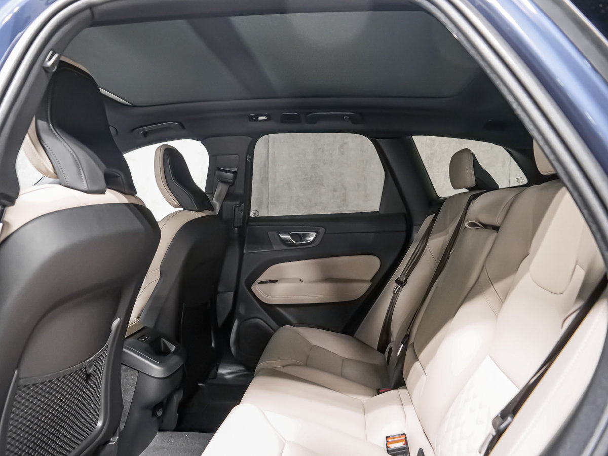2027 Volvo XC60 Plus (Dark Theme)-11