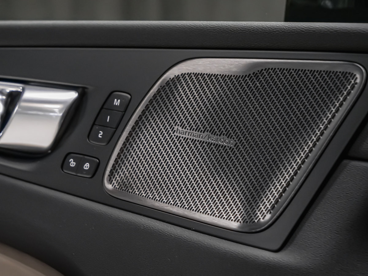 2027 Volvo XC60 Plus (Dark Theme)-9