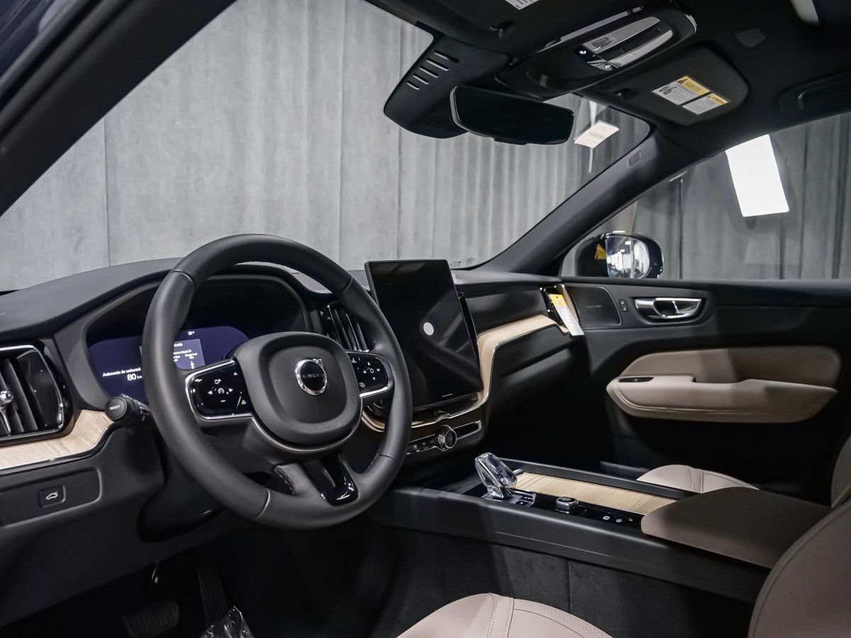 2027 Volvo XC60 Plus (Dark Theme)-5